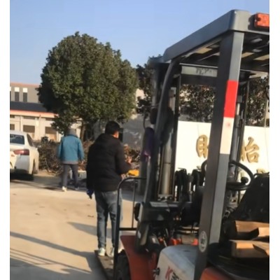 叉車在裝卸貨物移動時如何防止貨物側