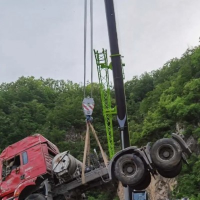 在大型商場(chǎng)建設(shè)中，吊車吊裝怎樣避免