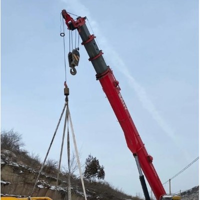 吊車在道路施工中的吊運工作與重要性