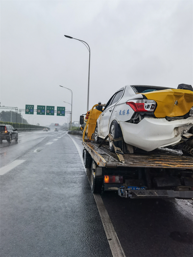 南寧高價(jià)回收?qǐng)?bào)廢車——讓您的廢舊車輛“變廢為寶”-- 南寧盈吉報(bào)廢車回收公司